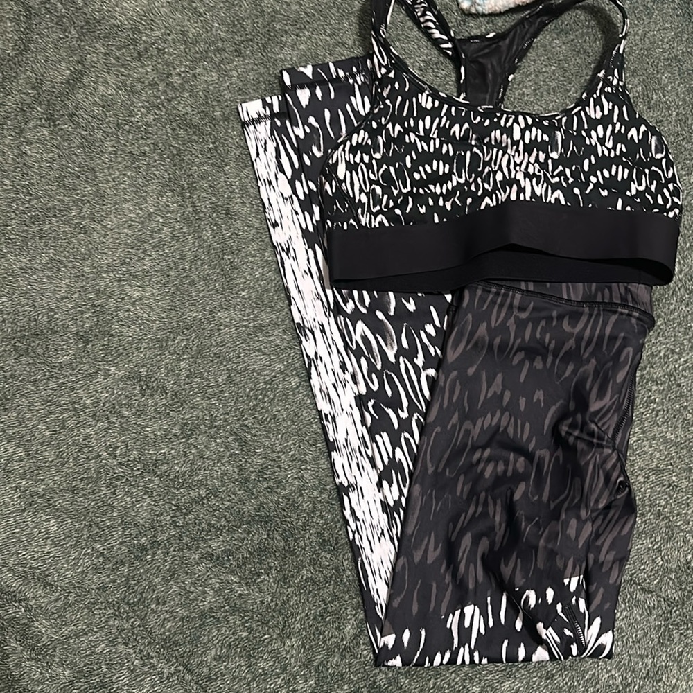 NWOT Victoria’s Secret sport leggings (XS) sports bra (S)